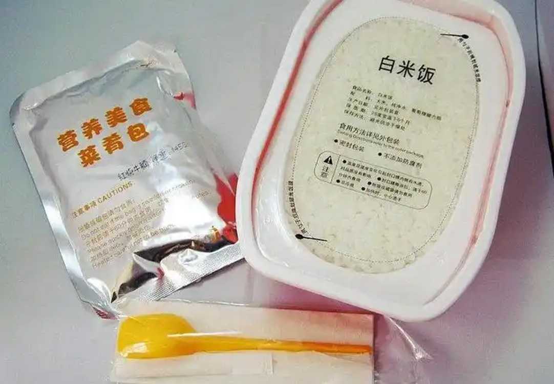日產(chǎn)10萬(wàn)份！呂工機(jī)械自動(dòng)米飯包裝機(jī)：灌裝封口殺菌三合一，產(chǎn)能翻倍